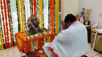 కుటుంబసమేతంగా బొజ్జ గణపయ్య పూజలో ఎమ్మెల్సీ కవిత... స్పీకర్, మంత్రులు కూడా (Photos)