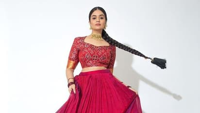 లెహంగాలో శ్రీముఖి వయ్యారాలు.. ముద్దులిస్తూ మురిపిస్తున్న అందాల యాంకర్.. కొంటె పోజులతో కవ్విస్తున్న రాములమ్మ.!