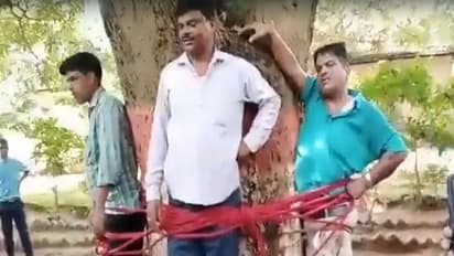 9वीं क्लास के छात्रों ने टीचर को पेड़ से बांधा, क्लर्क-चपरासी को भी जमकर पीटा, देखें SHOCKING VIDEO