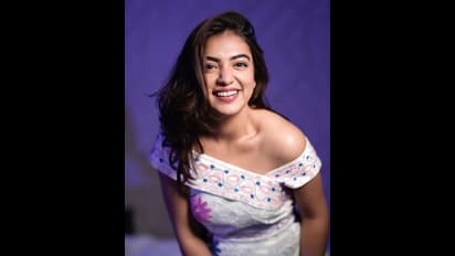 టాప్ గ్లామర్ తో అట్రాక్ట్ చేస్తున్న నజ్రియా ఫహద్.. చిరునవ్వుతో మైమరిపిస్తున్న మలయాళ బ్యూటీ..