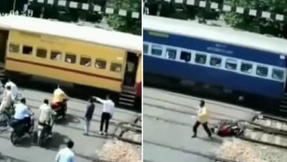 ರೈಲಡಿ ಸಿಲುಕಿ ಪುಡಿ ಪುಡಿಯಾದ ಬೈಕ್: ಸವಾರ ಕ್ಷಣದಲ್ಲಿ ಪಾರು