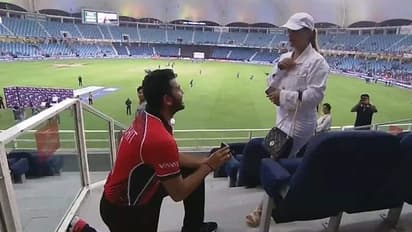 ভালোবাসার কাছে হারল পরাজয়ের দুঃখ, গ্যালারিতেই প্রেমিকাকে প্রেম নিবেদন হংকং-এর ক্রিকেটারের