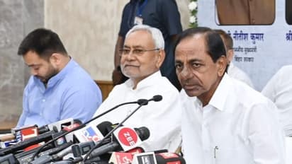 త్వరలోనే యూపీ టూర్ కు కేసీఆర్: భారీ బహిరంగ సభకు ప్లాన్