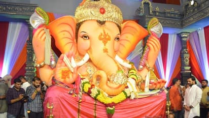 వీళ్ల దుంపతెగా ఇదేం చోరీ.. వినాయకుడి చేతిలో లడ్డూ దొంగతనం.. సీసీ టీవీలో నిక్షిప్తం..