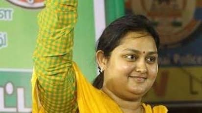 Vindhya : உள்ளூரில் ஓணான் பிடிக்க முடியாத ஸ்டாலின்..  டெல்லிக்கு போய் டைனோசர் பிடிப்பாராம்- விந்தியா கிண்டல்