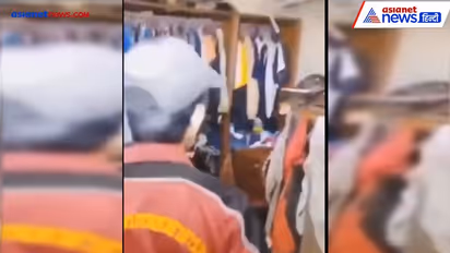 छत की सीलिंग से गिरा विशालकाय अजगर...जबड़ा खोल शख्स पर किया अटैक, रौंगटे खड़े करने वाला Video