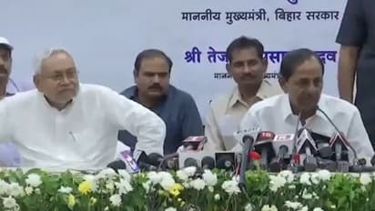 'Aap chaliye na...' Embarrassing moment at Nitish Kumar and KCR press meet, clip goes viral