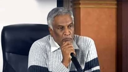 50 కోట్లు తీసుకుంటూ పిల్లల ఫీజులు కట్టలేవా.. సినిమాలన్నా పూర్తి చేసుకో, పవన్ పై ఘాటుగా తమ్మారెడ్డి