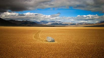 এই মৃত্যু উপত্যকায় একাই ঘুরে বেড়ায় বড় বড় পাথর! দেখুন শিউরে ওঠা ছবি
