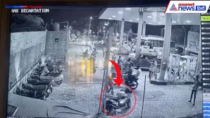 राजस्थान: पेट्रोल पंप पर खड़ी बाइक में लगी भीषण आग, दखें डरा देने वाला वीडियो