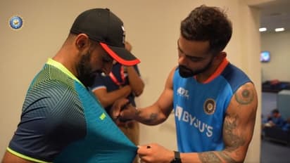 എതിരാളികളായിരുന്നില്ല, ആരാധകരായിരുന്നു; ഇന്ത്യന് താരങ്ങള്ക്കൊപ്പമുള്ള ചിത്രമെടുത്ത് ഹോങ്കോങ് താരങ്ങള്