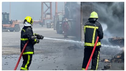 സലാല തുറമുഖത്ത് കണ്ടെയ്‌നറിന് തീപിടിച്ചു 