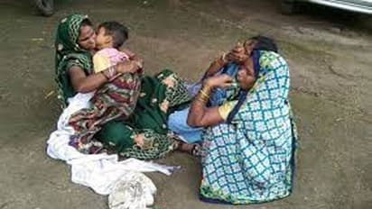 దారుణం : డాక్టర్ల కోసం ఎదురుచూపులు, చివరికి తల్లి చేతుల్లోనే ప్రాణం వదిలిన చిన్నారి