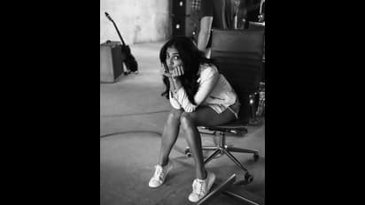 షూటింగ్ సెట్లో హాట్ థైస్ చూపిస్తూ రెచ్చిపోయిన బోల్డ్ బ్యూటీ.. పొట్టి షాట్లో ఓపెన్గా తిరుగుతూ రచ్చ..