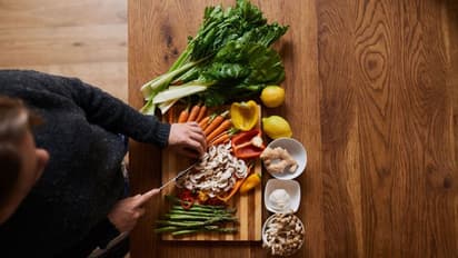 নিয়মিত রাতের খাবারে রাখুন এই বিশেষ তিন পদ, পুজোর আগে মাত্র এক সপ্তাহে কমবে ২ কেজি