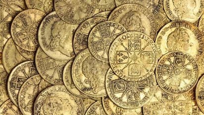 സ്വന്തം വീടിന്റെ തറ പൊളിച്ചപ്പോൾ 264 സ്വർണനാണയങ്ങൾ, ദമ്പതികൾക്ക് കിട്ടാൻ പോകുന്നത് 2.3 കോടി