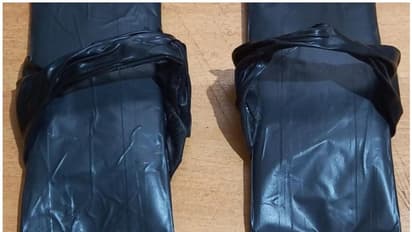 കാലിന്‍റെ അടിയിൽ സോക്സിനുള്ളിലാക്കി പേസ്റ്റ് രൂപത്തിലാക്കി സ്വര്‍ണ്ണം; കോഴിക്കോട് സ്വദേശി പൊലീസിന്‍റെ പിടിയിൽ