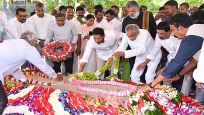 వైఎస్ఆర్ వర్ధంతి: ఇడుపులపాయలో నివాళులర్పించిన వైఎస్ జగన్, కుటుంబ సభ్యులు