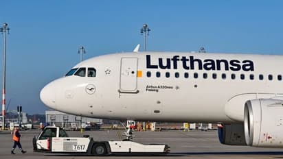 പൈലറ്റുമാരുടെ സമരം, ജർമനിയിലേക്കുള്ള വിമാനങ്ങൾ ലുഫ്ത്താൻസ റദ്ദാക്കി; ദില്ലിയിൽ യാത്രക്കാരുടെ പ്രതിഷേധം