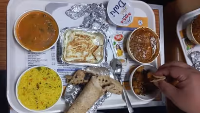 ട്രെയിനിലെ ഭക്ഷണം നല്ലതെന്ന് മന്ത്രി; ഫോട്ടോ ഇട്ടതേ ഓര്മ്മയുള്ളൂ, വിമര്ശനങ്ങളുടെ മേളം...