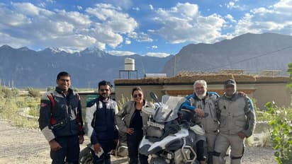 கார்கில் போர் நினைவகத்தில் சல்யூட் அடித்து மரியாதை செலுத்திய அஜித்!  தீயாக பரவும் புகைப்படங்கள்!