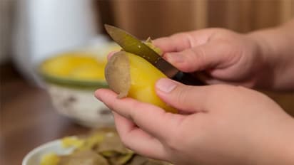 കറിയില് ഉപ്പോ എരിവോ കൂടിയാല് ഉരുളക്കിഴങ്ങ് വച്ച് പരിഹരിക്കുന്നത് എങ്ങനെ?