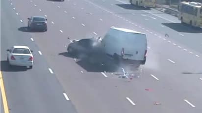 റോഡിന് നടുവില്‍ വാഹനം പെട്ടെന്ന് നിര്‍ത്തി, പിന്നെ നടന്നത് കൂട്ടയിടി; വീഡിയോ പുറത്തുവിട്ട് പൊലീസ്