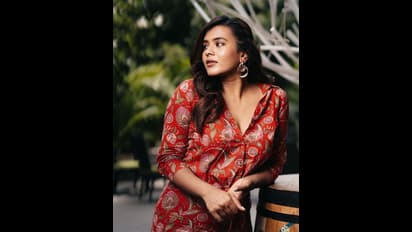 మత్తెక్కించే పోజులతో హేబా పటేల్ అందాల విందు.. ‘కుమారి’ గ్లామర్ షోకు ఫిదా అవుతున్న కుర్రాళ్లు.!