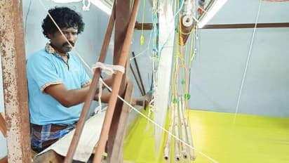 സ്വന്തമായി നിര്മിച്ച തറിയില് പട്ടുസാരി നെയ്ത് ഗോവിന്ദരാജ്