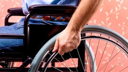 പട്ടി പണികൊടുത്തു, വീല്ചെയറിനുള്ളില് ഒളിപ്പിച്ച 9.5 കോടിയുടെ കൊക്കൈന് പിടികൂടി!