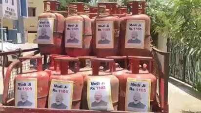 റേഷൻ കടകളിൽ മോദിയുടെ ചിത്രമില്ലാത്തതിന് പൊട്ടിത്തെറിച്ച് നിർമ്മലാ സീതാരാമൻ, സിലണ്ടറിൽ പതിച്ച് ടിആർഎസ്