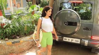 വീണ്ടുമൊരു ബെൻസ്, വില രണ്ടുകോടിയില് അധികം; ഇതാ ജാൻവിയുടെ കാര് ശേഖരം!