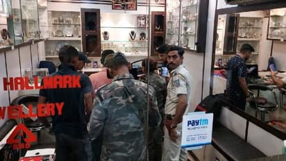 धनबाद में एसयूवी लेकर VIP बनकर आए लुटेरे: 7 मिनट में लूट ले गए 50 लाख, फिल्मी था पूरा अंदाज