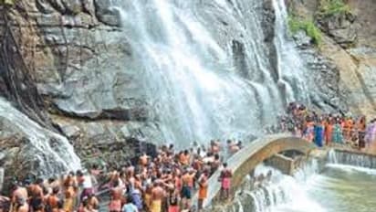 சீசன் முடிந்தும் குற்றால அருவிகளில் ஆர்பரித்து கொட்டும் தண்ணீர்.. அலைமோதும் மக்கள் கூட்டம்..