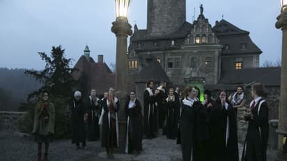 अजब स्कूल के गजब टीचर्स: कहीं काला जादू सिखाते तो कहीं वेश्यावृत्ति, पेन-पेंसिल के बजाय पकड़ा देते हैं औजार 