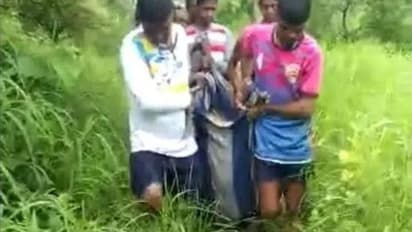 ఆసుపత్రికి తీసుకెళ్తుండగా.. దుప్పట్లలోనే ప్రసవం.. పసికందు మరణం