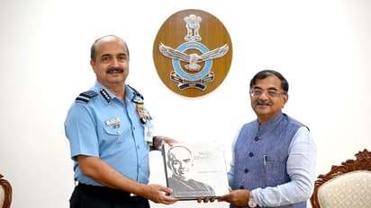 वायुसेनाध्यक्ष वीआर चौधरी से मिले तरुण विजय, उत्तराखंड युद्ध स्मारक शौर्यस्थल आने का दिया निमंत्रण