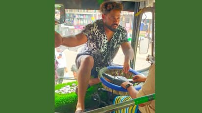 ബൈക്കിലിടിച്ചു, മൊബൈൽ വീണു പൊട്ടിയെന്ന് ആരോപിച്ച് ഡ്രൈവറെ ബസിൽ കയറിയിരുന്ന് മർദ്ദിച്ചു,  തിരൂരിൽ അറസ്റ്റ്