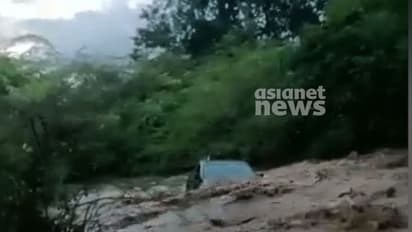 അട്ടപ്പാടിയിൽ മലവെള്ളപ്പാച്ചിലിൽ കാര് ഒഴുകി പോയി: കാറിലുണ്ടായിരുന്നവര് അത്ഭുതകരമായി രക്ഷപ്പെട്ടു