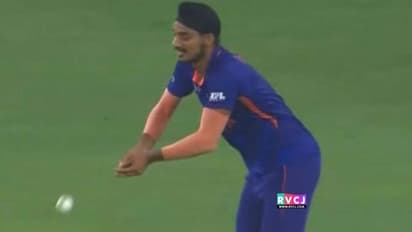 പാകിസ്ഥാനെതിരായ തോല്വി, അര്ഷ്ദീപിനെ ഖാലിസ്ഥാനി എന്നുവിളിച്ച് സൈബര് ആക്രമണം; പിന്നില് പാക് അക്കൗണ്ടുകള്