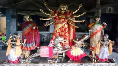 ক্রেনে চড়ে মণ্ডপে পৌঁছল মা দুর্গা, বেনিয়াটোলায় এক টনের প্রতিমায় দুর্গাপুজা