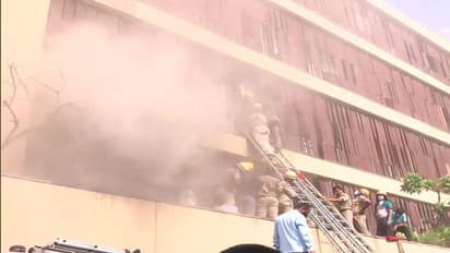 लखनऊ के लेवाना होटल में आग लगने से 4 की मौत, धुआं भरने से लोग बेहोश-खिड़कियां तोड़ 18 को निकाला