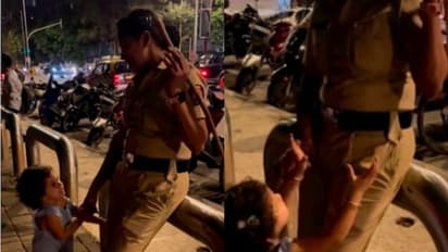 Viral Video: വനിതാ പൊലീസിനോട് ലാത്തി ചോദിച്ച് പെൺകുട്ടി; വൈറലായി വീഡിയോ