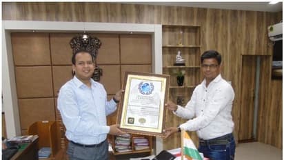 इस शिक्षक की पढ़ाई ने सबको किया हैरान, इतनी डिग्रियां ली कि बन गया वर्ल्ड रिकॉर्ड