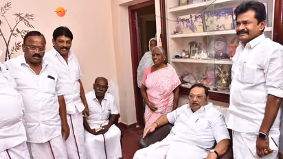 ஆதரவாளர்களை சந்திக்கும் மு.க அழகிரி...! மீண்டும் அரசியல் பிரவேசமா..? பதில் என்ன..?