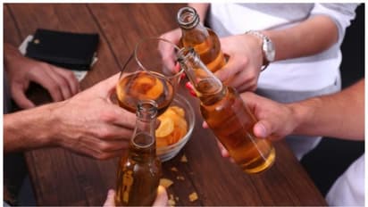 స్కూల్లోనే తాగితందనాలు... మందలించిన టీచర్ నే తాగుబోతును చేసిన స్టూడెంట్స్