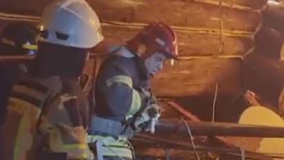 കത്തിയമർന്നു കൊണ്ടിരുന്ന കെട്ടിടത്തിൽ നിന്ന് പൂച്ചക്കുട്ടിയെ രക്ഷിച്ച് ഉക്രേനിയൻ അഗ്നിശമന സേനാംഗങ്ങൾ