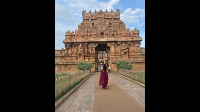 பட்டு சேலை கட்டிய அழகு சிலையாய்.. முகம் காட்டாமல்.. பின்னழகை வளையவளைய காட்டிய ரம்யா பாண்டியன்.. போட்டோஸ்!