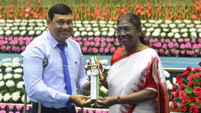 Teachers Day Awards 2022: प्रोटोकॉल तोड़ दिव्यांग टीचर के पास पहुंचीं राष्ट्रपति द्रौपदी मुर्मू, दी शाबाशी