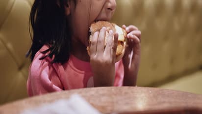 11 साल की बेटी को बर्गर का लालच देकर मां-बाप ने किया ऐसा धोखा, सुनकर रूह कांप उठेगी